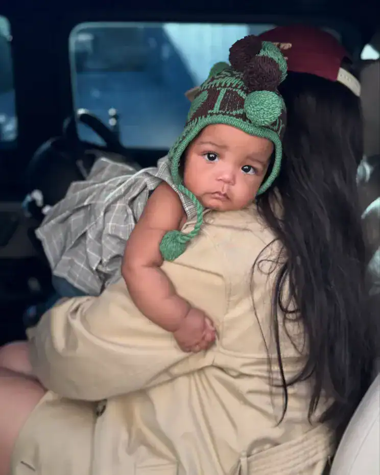 Rihanna охиныхоо ховор зургуудыг дэлгэлээ: “Надад охин төрүүлэхийг хэн зөвшөөрчихөв өө?” 143 Rihanna охиныхоо ховор зургуудыг дэлгэлээ: “Надад охин төрүүлэхийг хэн зөвшөөрчихөв өө?”