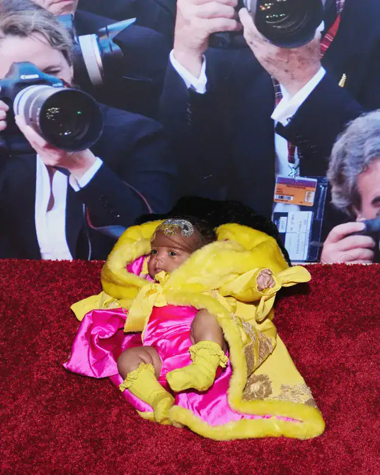 Rihanna охиныхоо ховор зургуудыг дэлгэлээ: “Надад охин төрүүлэхийг хэн зөвшөөрчихөв өө?” 148 Rihanna охиныхоо ховор зургуудыг дэлгэлээ: “Надад охин төрүүлэхийг хэн зөвшөөрчихөв өө?”