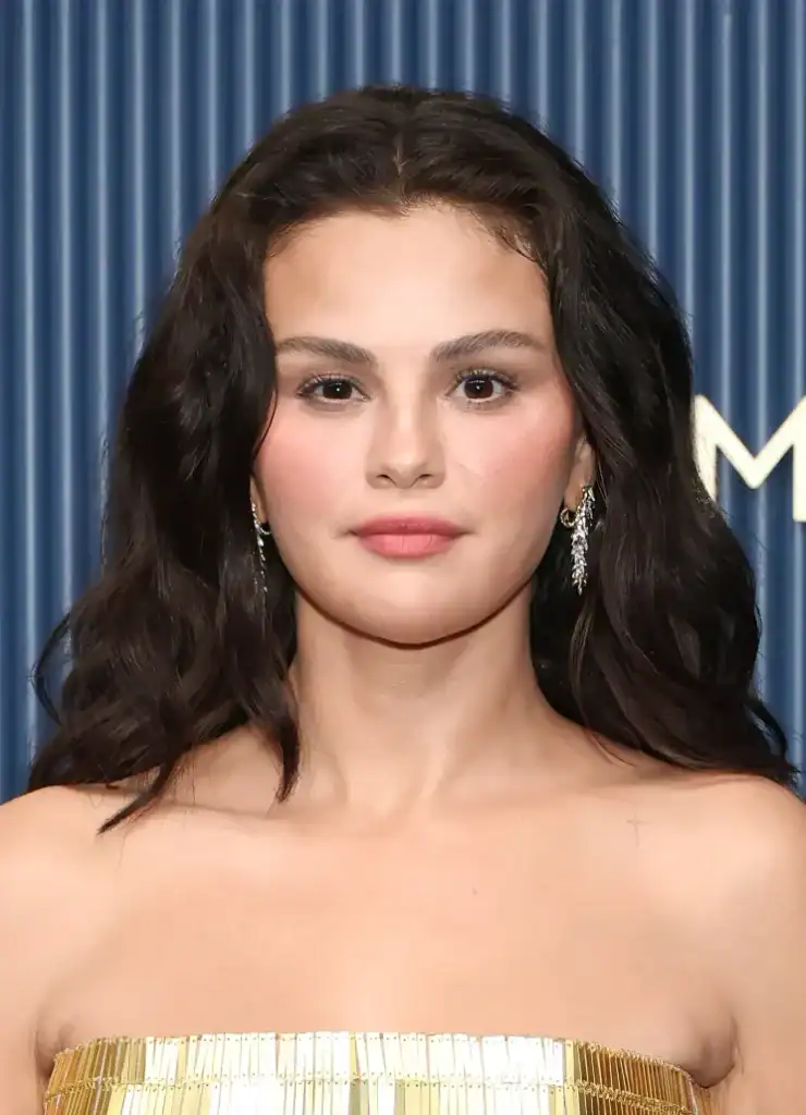Selena Gomez Нью-Йоркт олны өмнө гарч, өөрчлөгдсөн төрх нь дахин шуугиан тарив