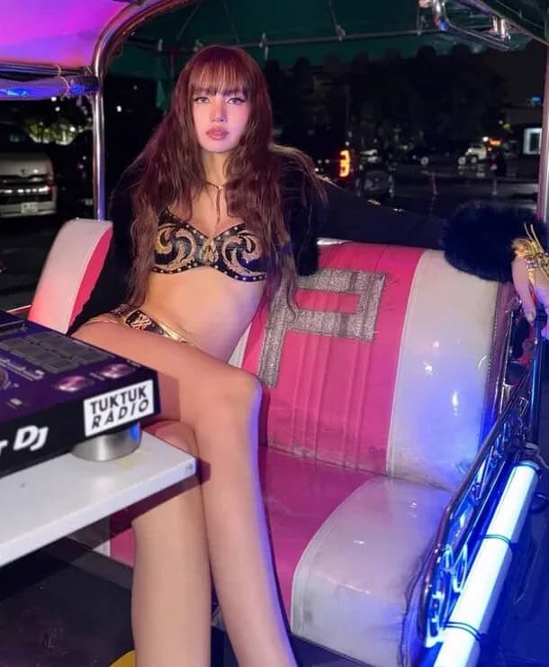 BLACKPINK-ийн Lisa задгай хувцаслалтаараа шүүмжлэлд өртөв